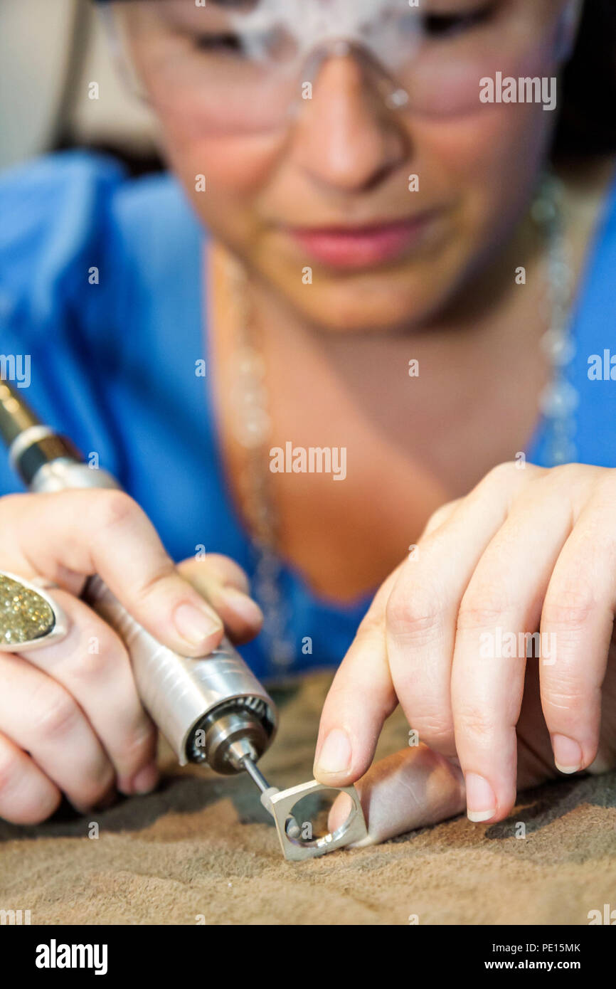 Miami Beach Florida, Lincoln Road Mall, ArtCenter SouthFlorida, gioielli, gioielli, fare classe, istruzione per adulti, donne donne donna, arte, artigianato, goggle di sicurezza Foto Stock