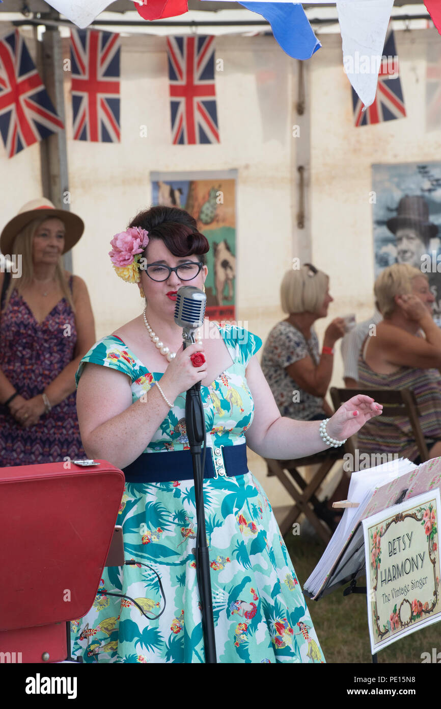 Betsy armonia cantante vintage, cantando in una tenda in un vapore FAIR in Inghilterra Foto Stock Betsy armonia cantante vintage, cantando in una tenda in un vapore FAIR in Inghilterra Foto Stock