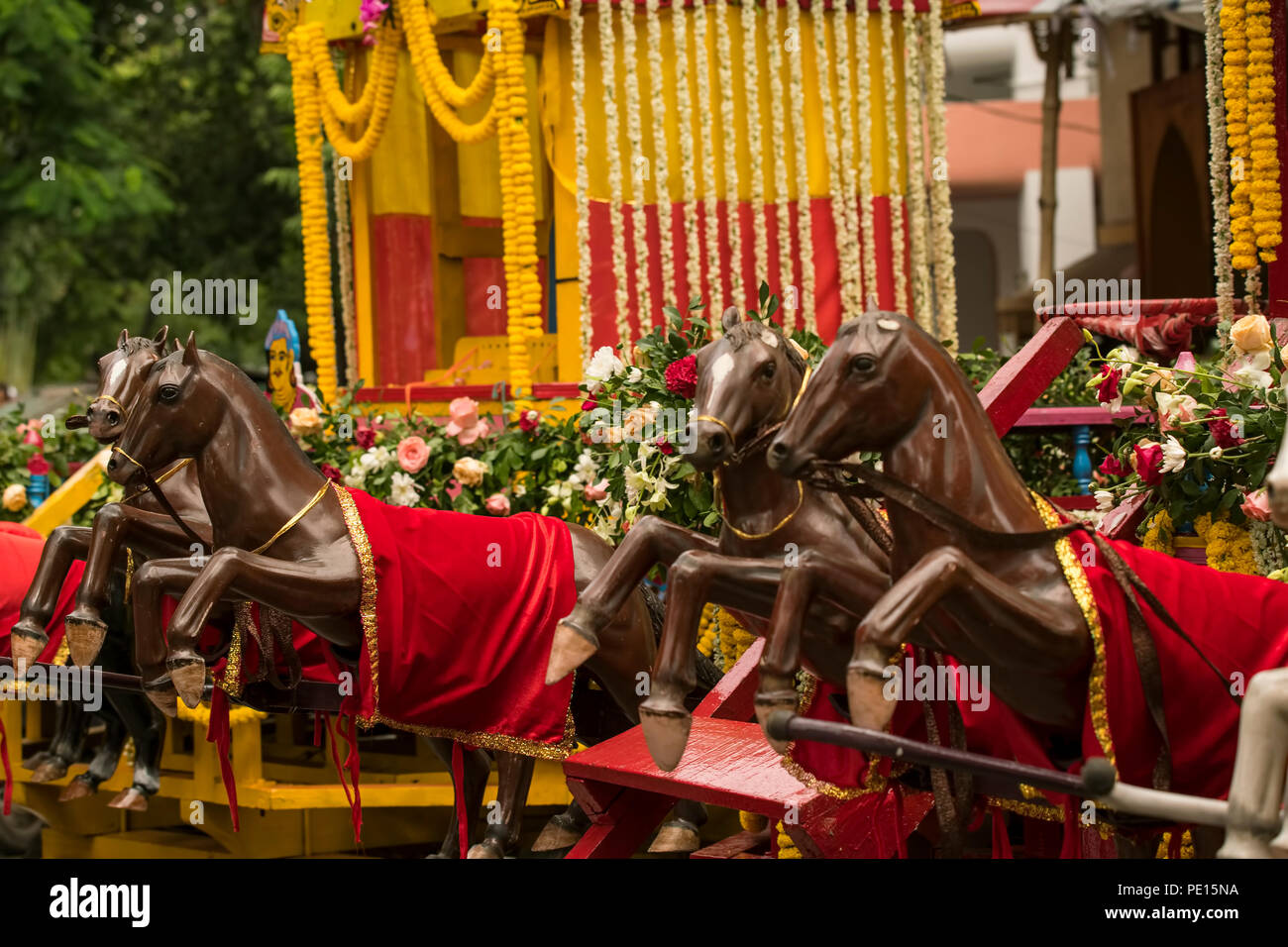 Al galoppo,cavalli in legno,Il Signore Jagannath,Ratha yatra,auto,festival Salt Lake,Kolkata,l'India. Foto Stock