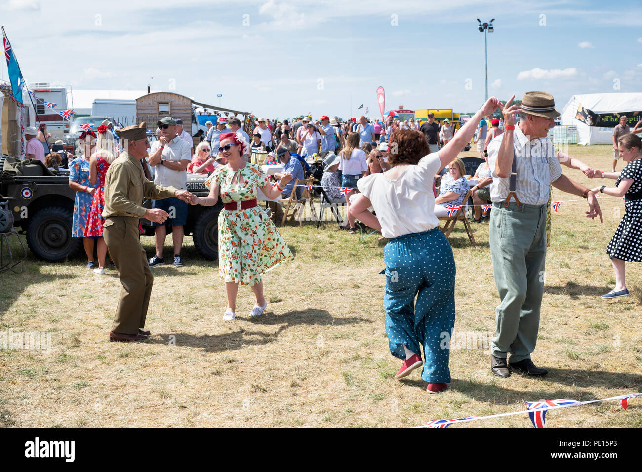 Coppie ballando il Lindy Hop a una fiera a vapore in Inghilterra Foto Stock Coppie ballando il Lindy Hop a una fiera a vapore in Inghilterra Foto Stock