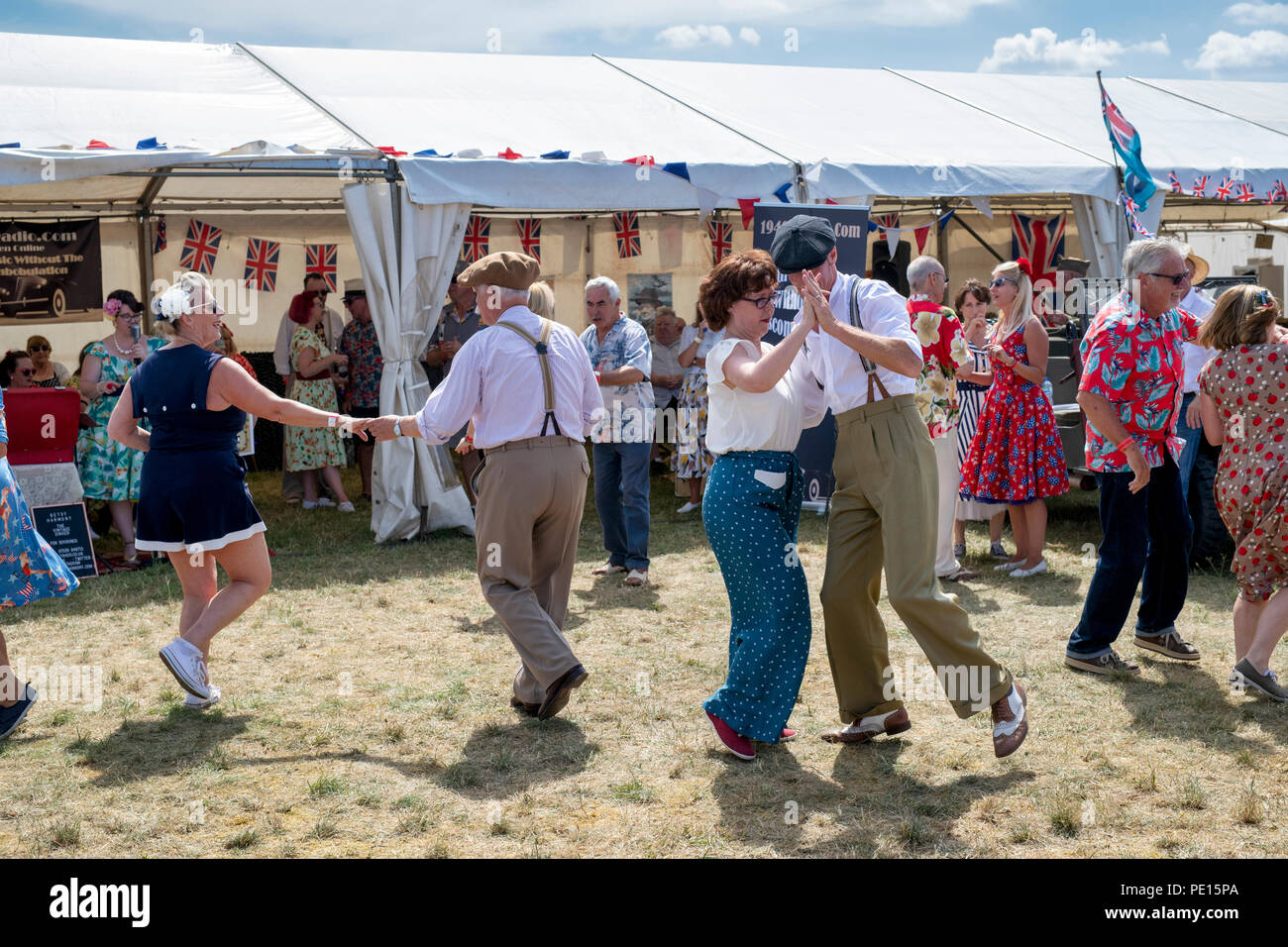 Coppie ballando il Lindy Hop a una fiera a vapore in Inghilterra Foto Stock Coppie ballando il Lindy Hop a una fiera a vapore in Inghilterra Foto Stock
