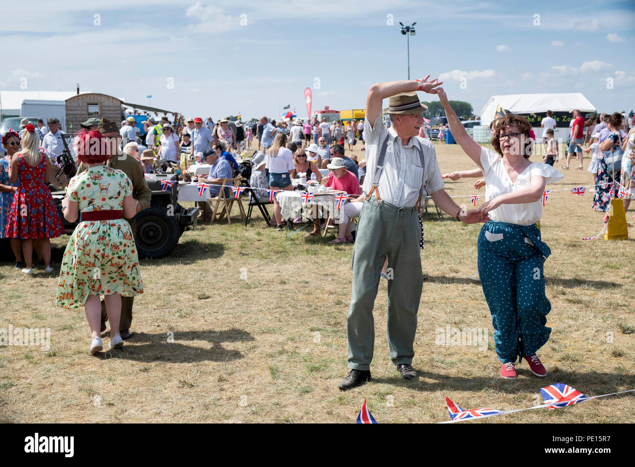 Coppie ballando il Lindy Hop a una fiera a vapore in Inghilterra Foto Stock Coppie ballando il Lindy Hop a una fiera a vapore in Inghilterra Foto Stock
