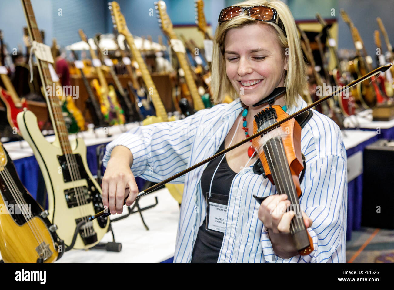 Miami Beach Florida,Centro Congressi,centro,Newport Guitar Festival,festival fair,spettacolo,strumento musicale,strumenti,vendita,acquistare,venditori ambulanti stalla Foto Stock