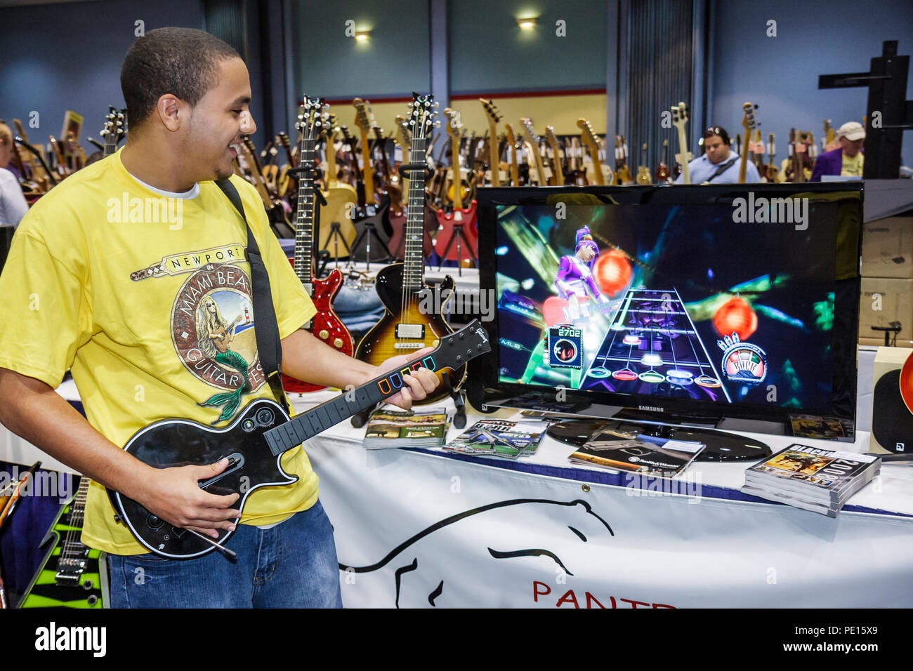 Florida,Miami Beach Convention Center,centro,Newport Guitar Festival,festival fair,spettacolo,strumento musicale,strumenti,vendita,venditori,venditori,bancarella Foto Stock