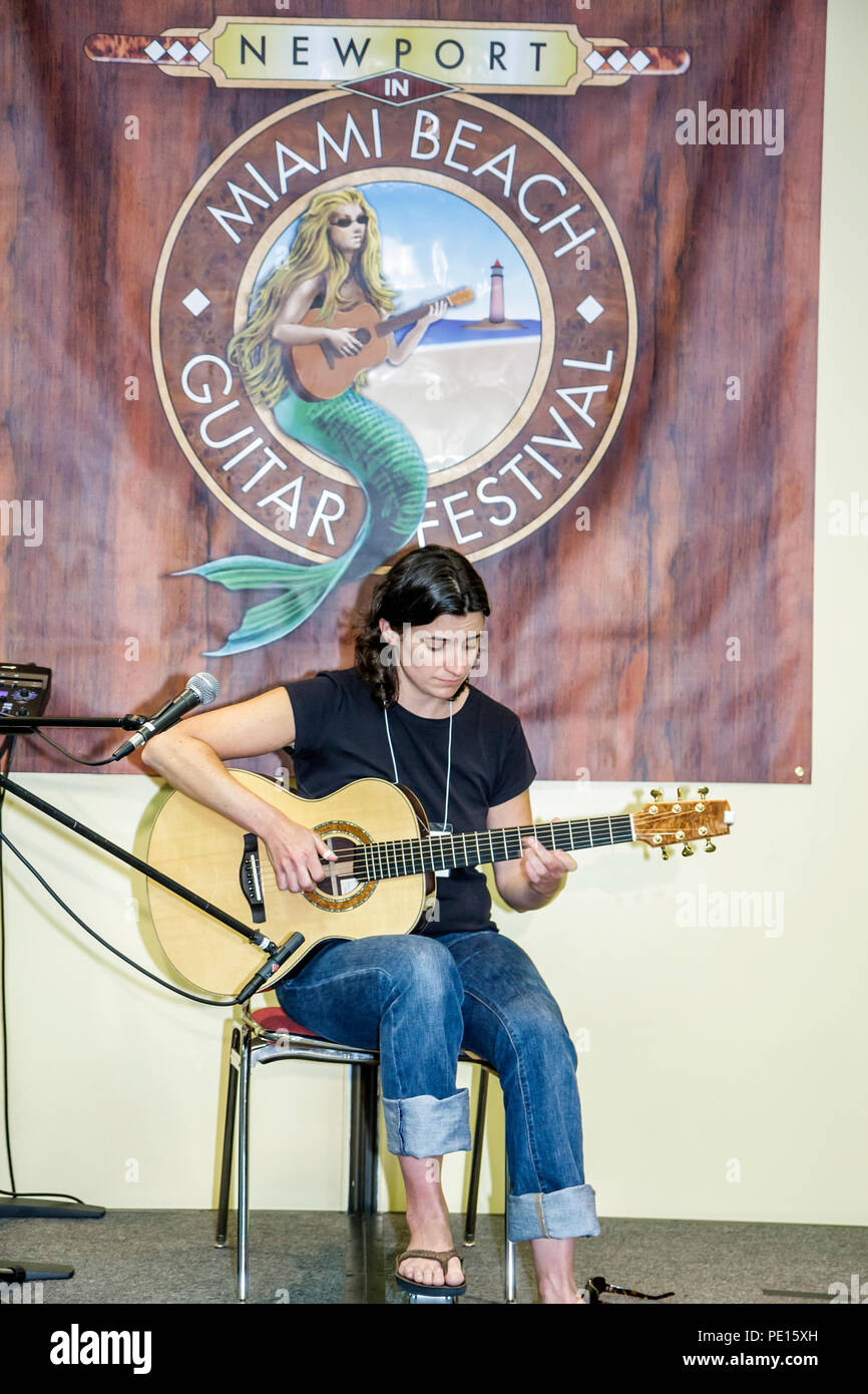 Miami Beach Florida,Centro Congressi,centro,Newport Guitar Festival,festival fair,spettacolo,strumento musicale,strumenti,vendita,vendita,venditori,venditori,stalla Foto Stock