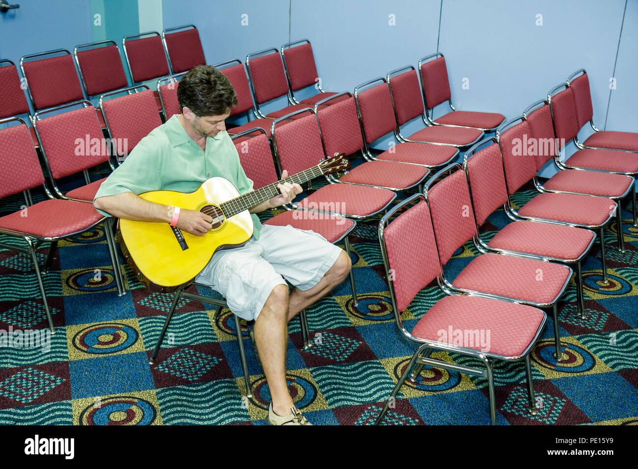 Miami Beach Florida,Centro Congressi,centro,Newport Guitar Festival,festival fair,spettacolo,strumento musicale,strumenti,vendita,acquistare,venditori ambulanti stalla Foto Stock