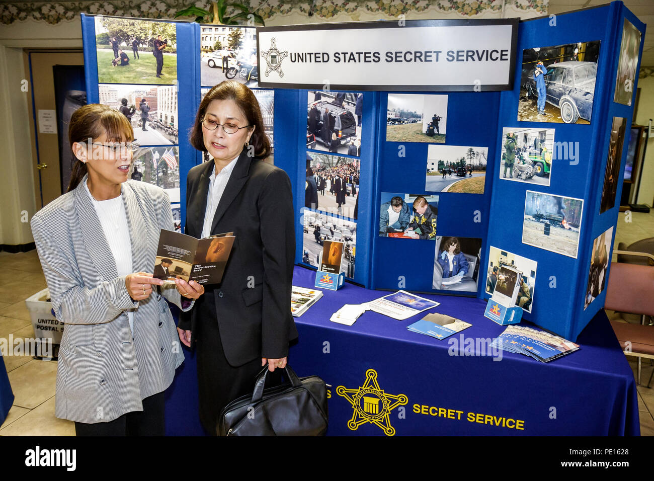 Miami Florida,Organizzazione degli Americani cinesi,oca,carriera comunitaria,fiera del lavoro,donne asiatiche,reclutamento,stand,stand,United States Secret Ser Foto Stock