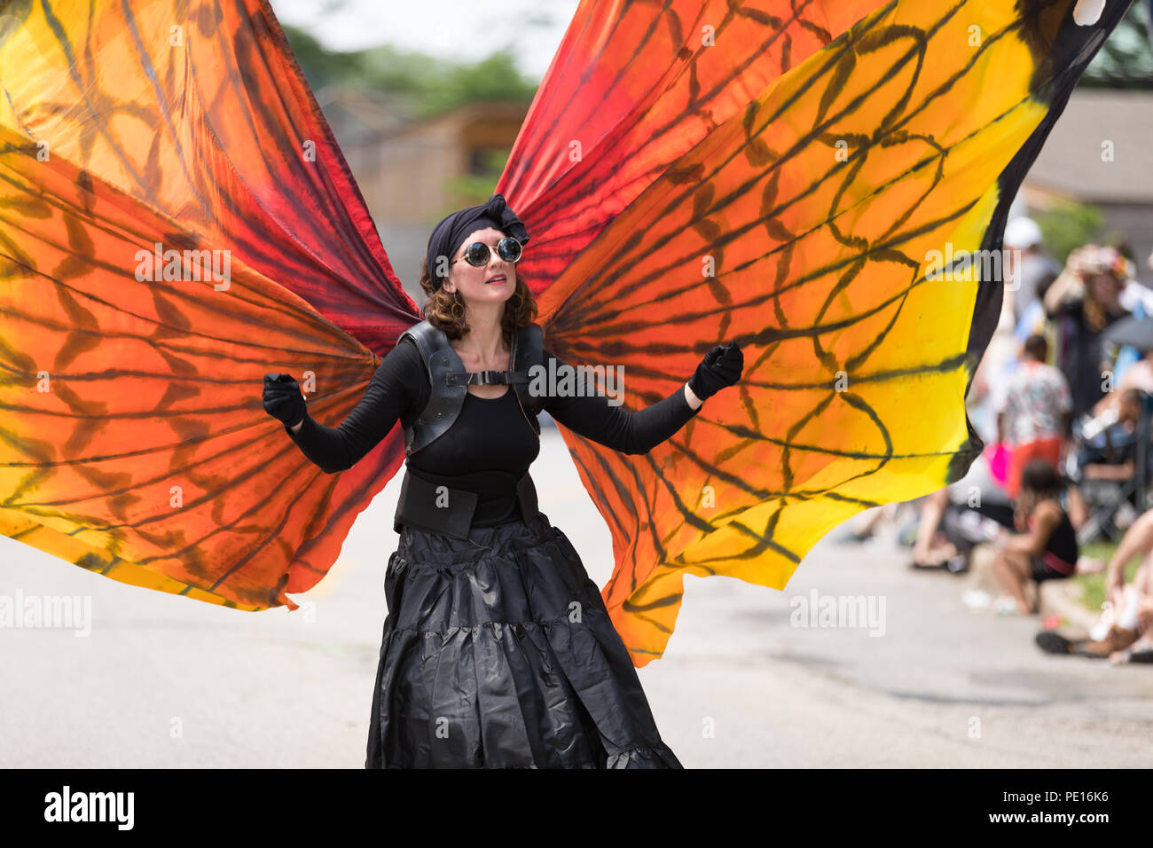 Cleveland, Ohio, Stati Uniti d'America - 9 giugno 2018 donna vestire come una farfalla all'arte astratta festival Parade il cerchio Foto Stock