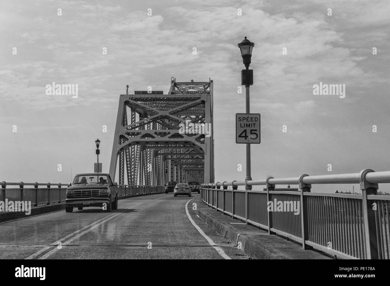 Il Trifoglio H Cary bridge aka il Owensboro Blue Bridge sul fiume Ohio collega Owensboro Ky con Indiana in bianco e nero e wgit Foto Stock