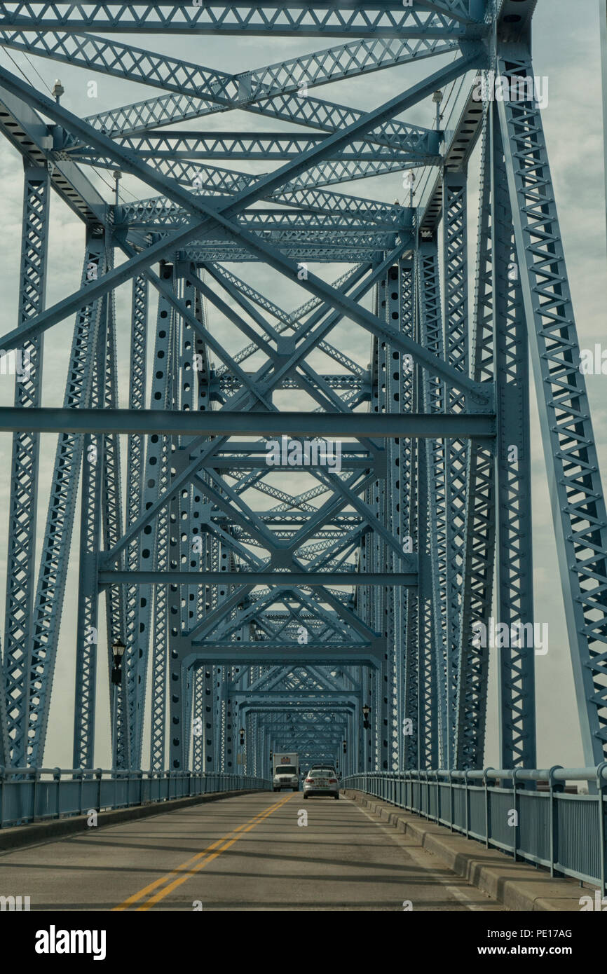 Il Trifoglio H Cary bridge aka il Owensboro Blue Bridge sul fiume Ohio collega Owensboro Ky con Indiana Foto Stock