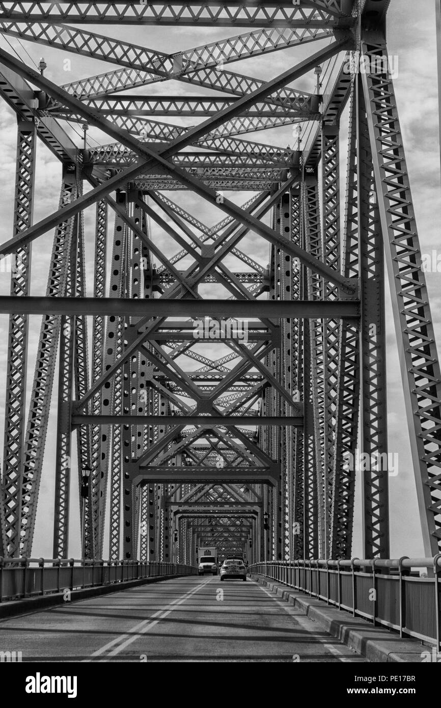 Il Trifoglio H Cary bridge aka il Owensboro Blue Bridge sul fiume Ohio collega Owensboro Ky con Indiana in bianco e nero e wgit Foto Stock