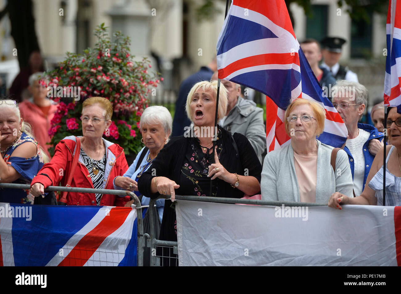 Un contatore di protesta da parte del gruppo di lealisti Irlanda del Nord contro il terrorismo ad un anti-internamento marzo a Belfast City Centre. Foto Stock