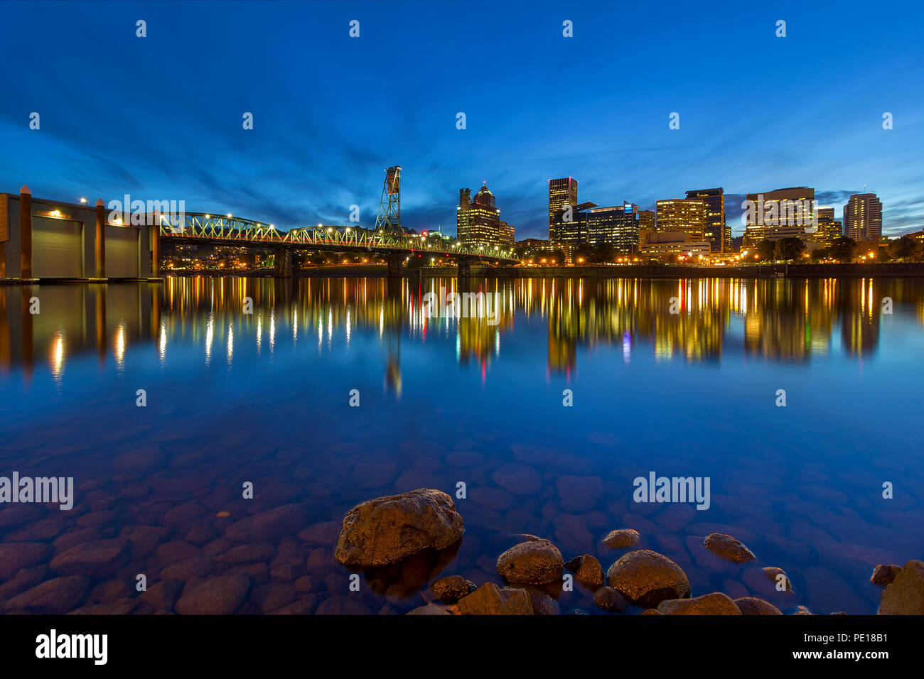 Portland Oregon downtown skyline della città da Hawthorne Bridge da Eastbank Esplanade durante la sera ore blu Foto Stock