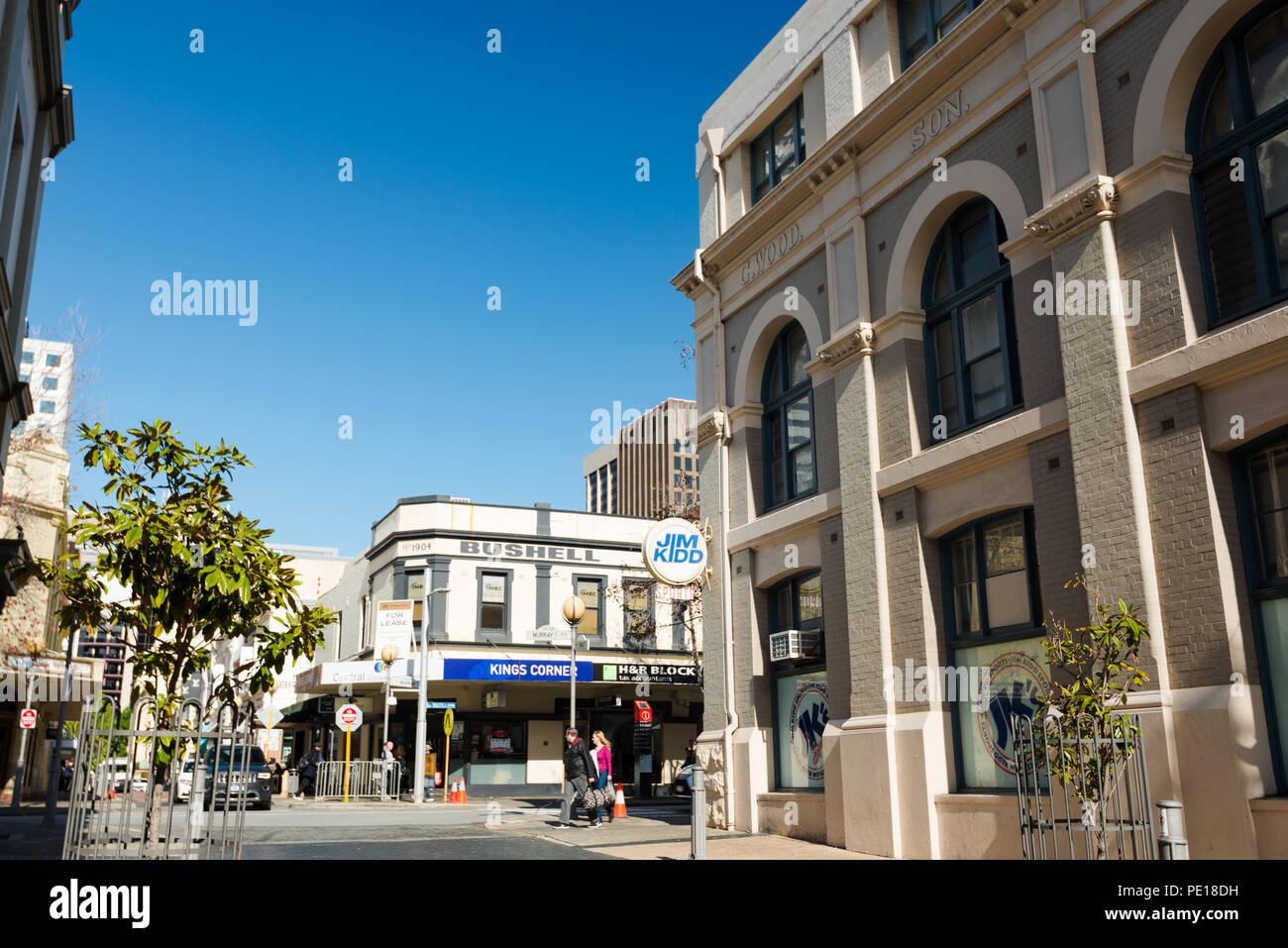 Le persone che attraversano una strada dopo lo shopping, a King Street nel centro di Perth Western Australia, Oceania Foto Stock