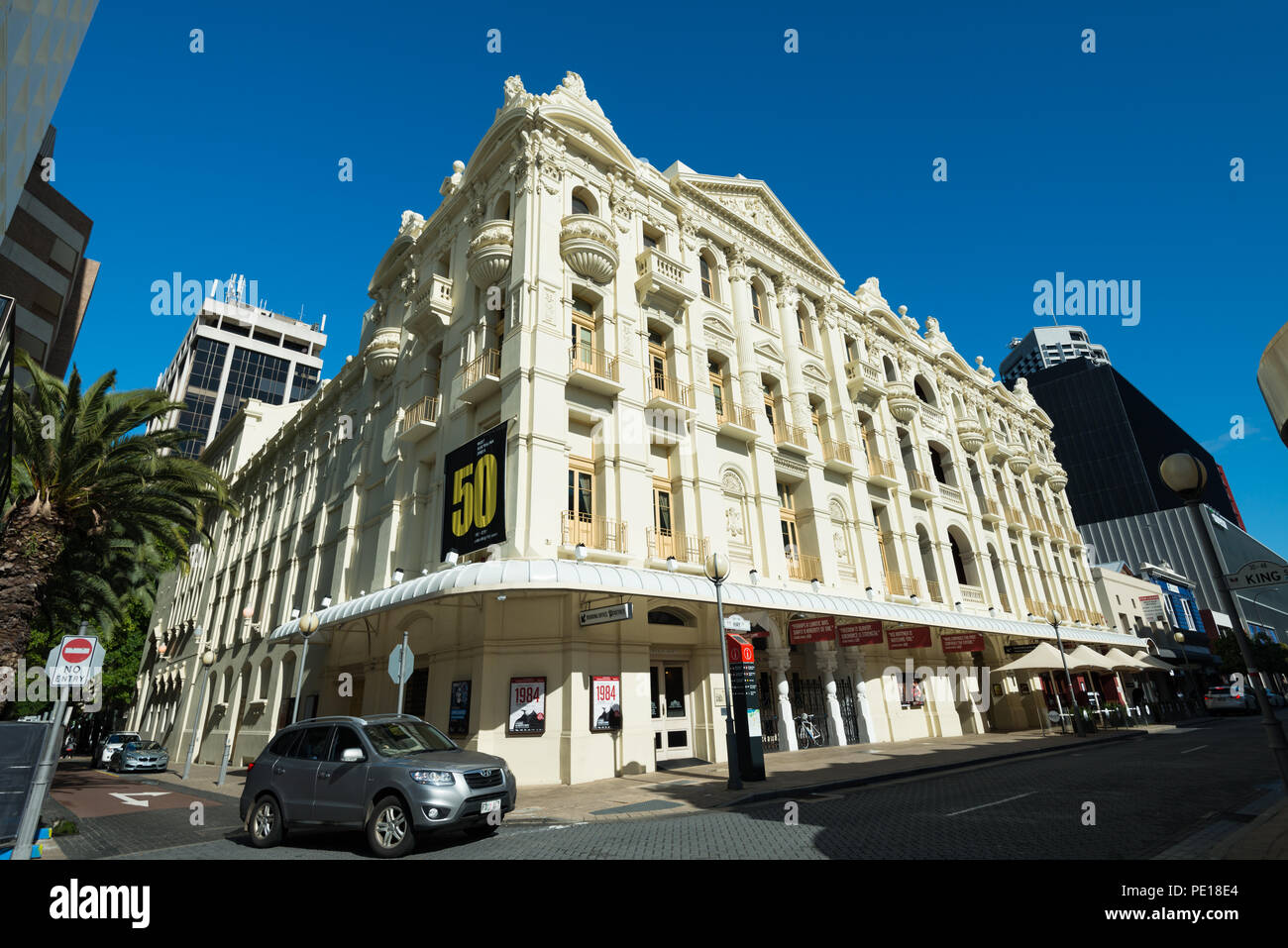 Teatro e negozi di King Street nel centro di Perth Western Australia, Oceania Foto Stock