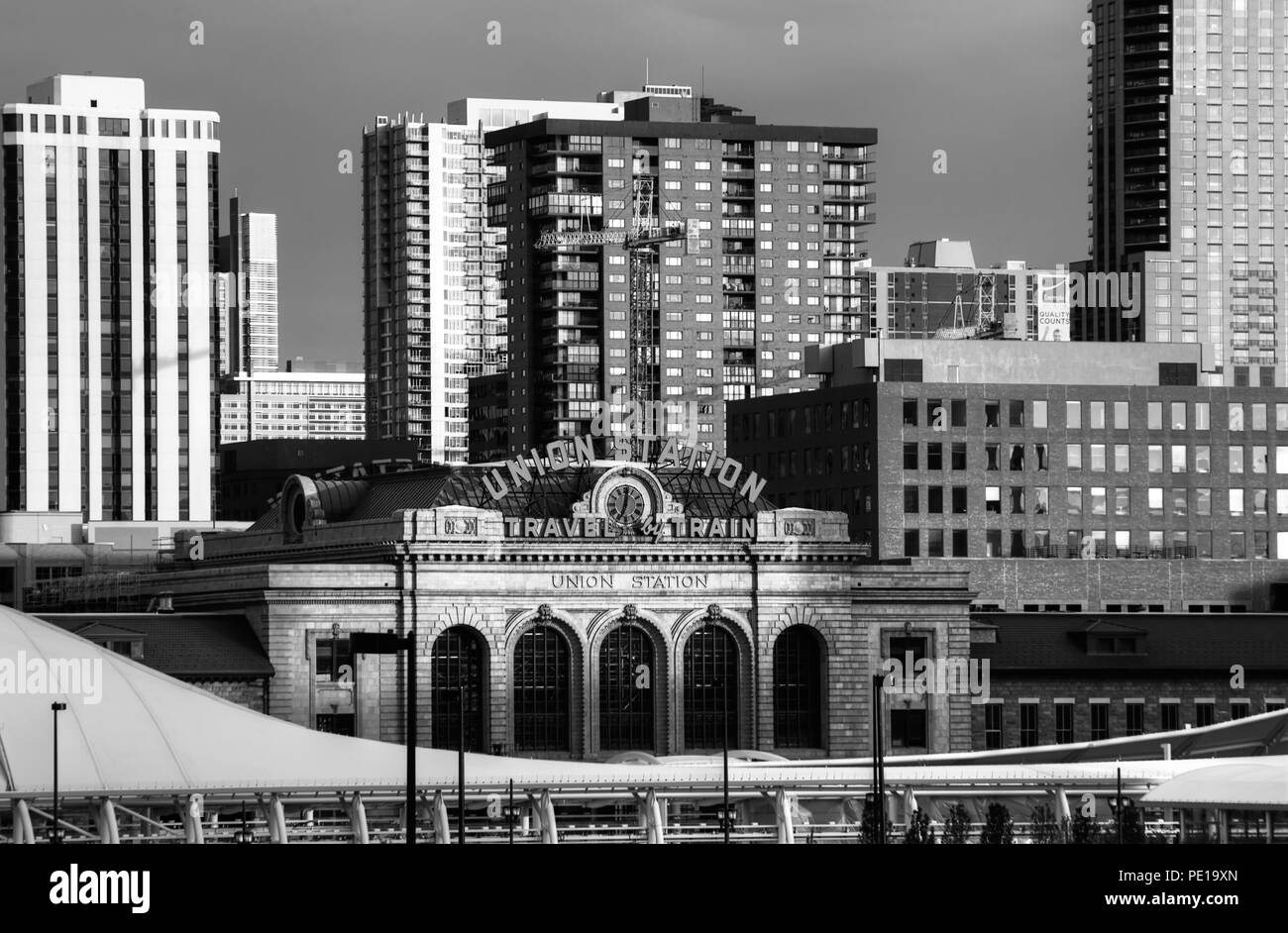 Denver storico della stazione di unione è visto alla luce del sole del pomeriggio con il nuovo multi-modali di mezzo di trasporto hub baldacchino in primo piano e moderna skysc Foto Stock