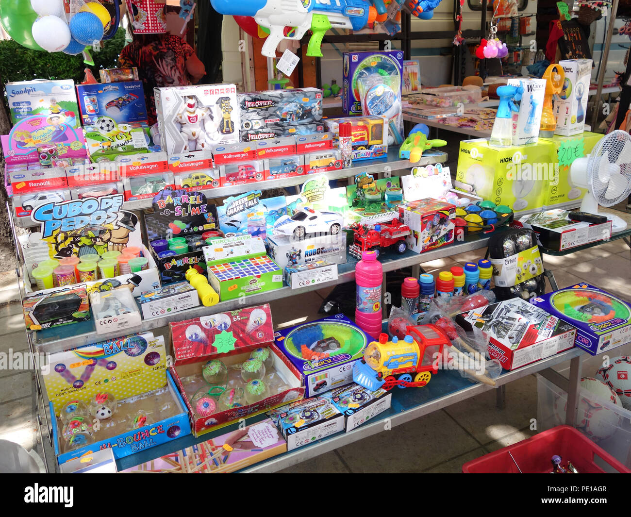 Pressione di stallo di giocattoli in un villaggio nel mercato Cessenon-sur-Orb, Francia Foto Stock