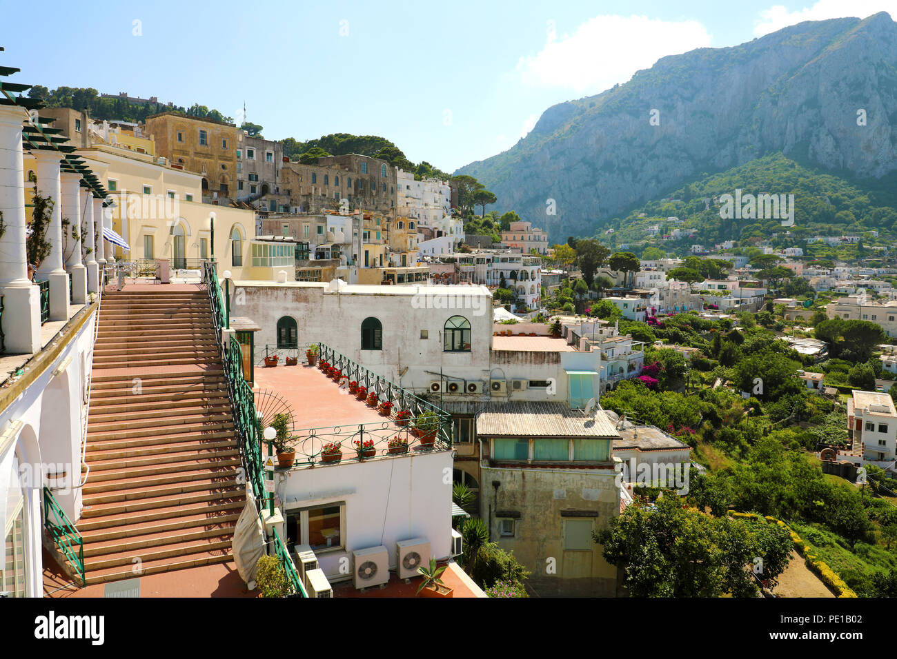 Straordinaria vista panoramica di Capri con scala di accesso alla funicolare, Isola di Capri, Italia Foto Stock