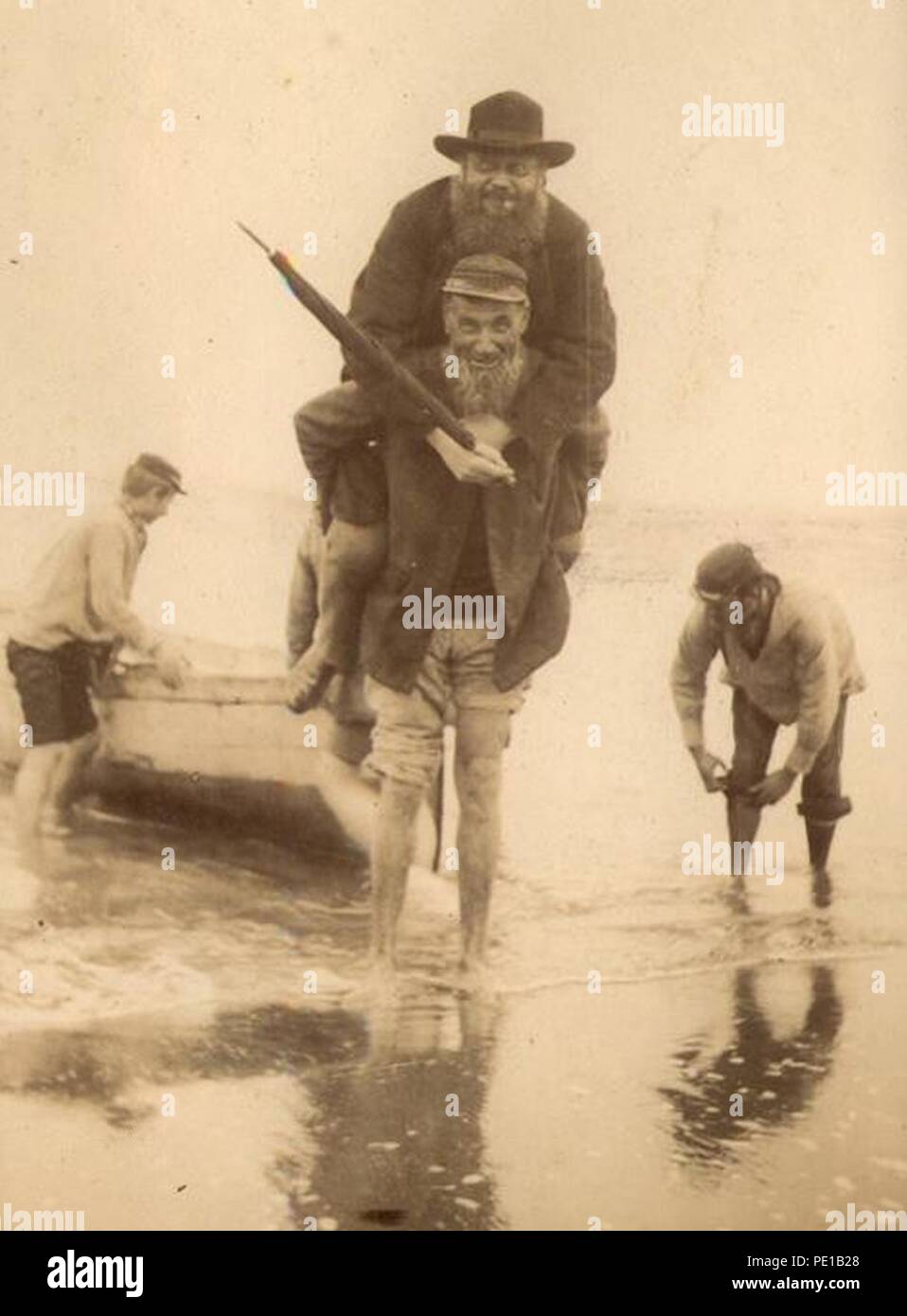 Anton Dohrn sulle spalle di Aniello. Foto Stock