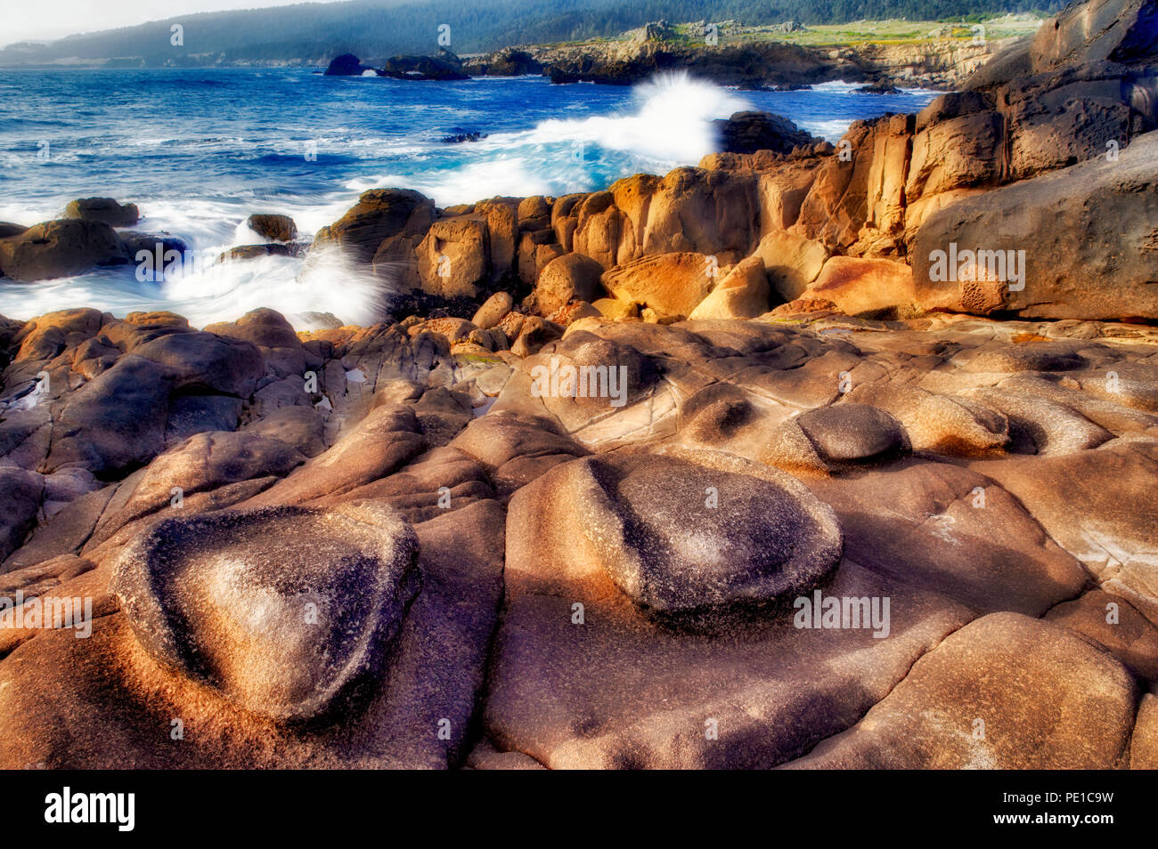 Insolita formazione di roccia nella formazione di arenaria e le onde del mare. Sale Point State Park. California Foto Stock