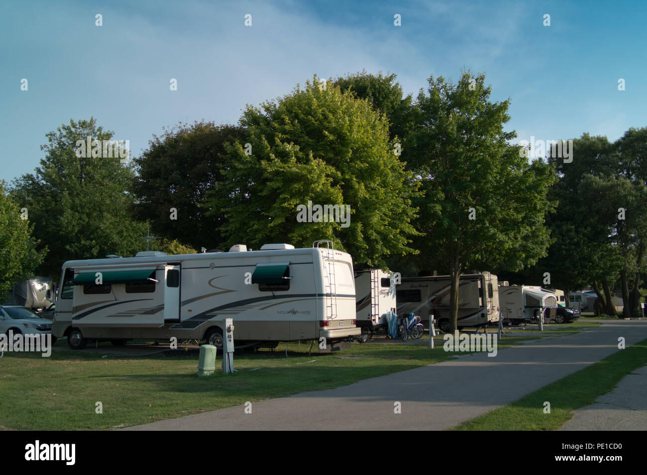 RV Parcheggio per roulotte e campeggio in Montague, Michigan vicino alla fine dell'estate. Foto Stock