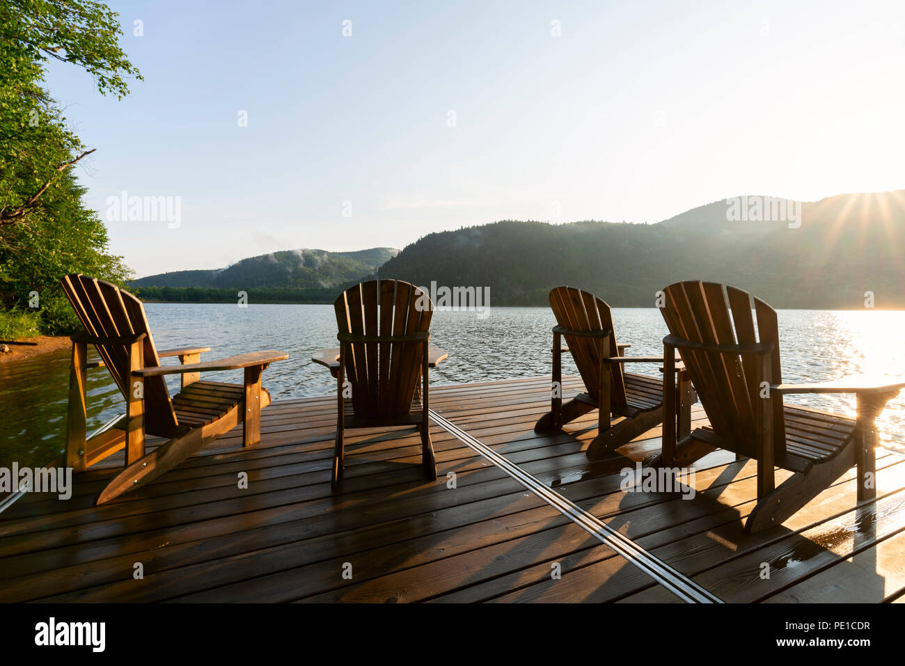 Adirondack sedie a sdraio sul lago di dock nel Parc national du Mont-Tremblant Foto Stock