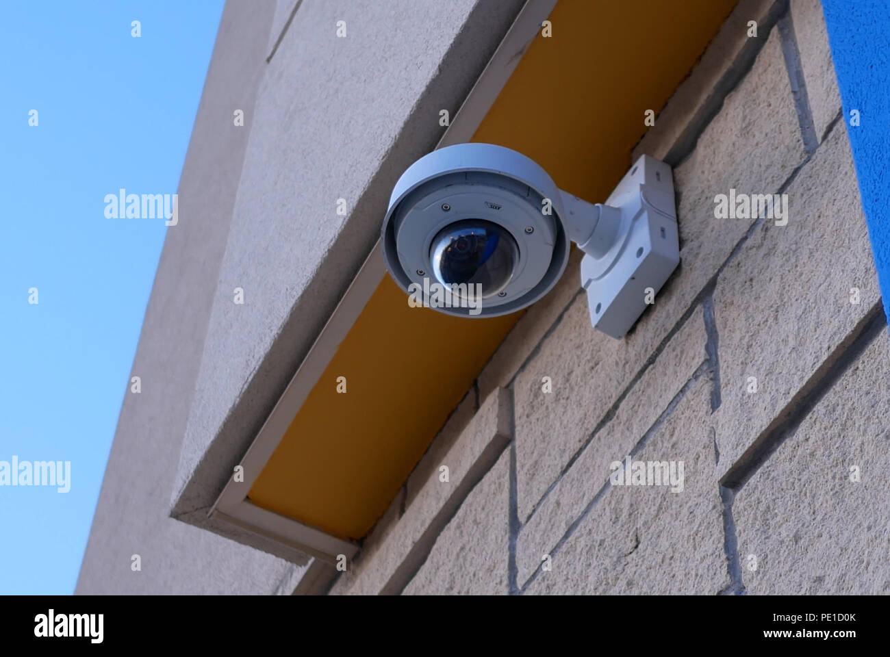 Dome della telecamera di sicurezza sulla parte superiore del soffitto al di fuori Walmart store Foto Stock