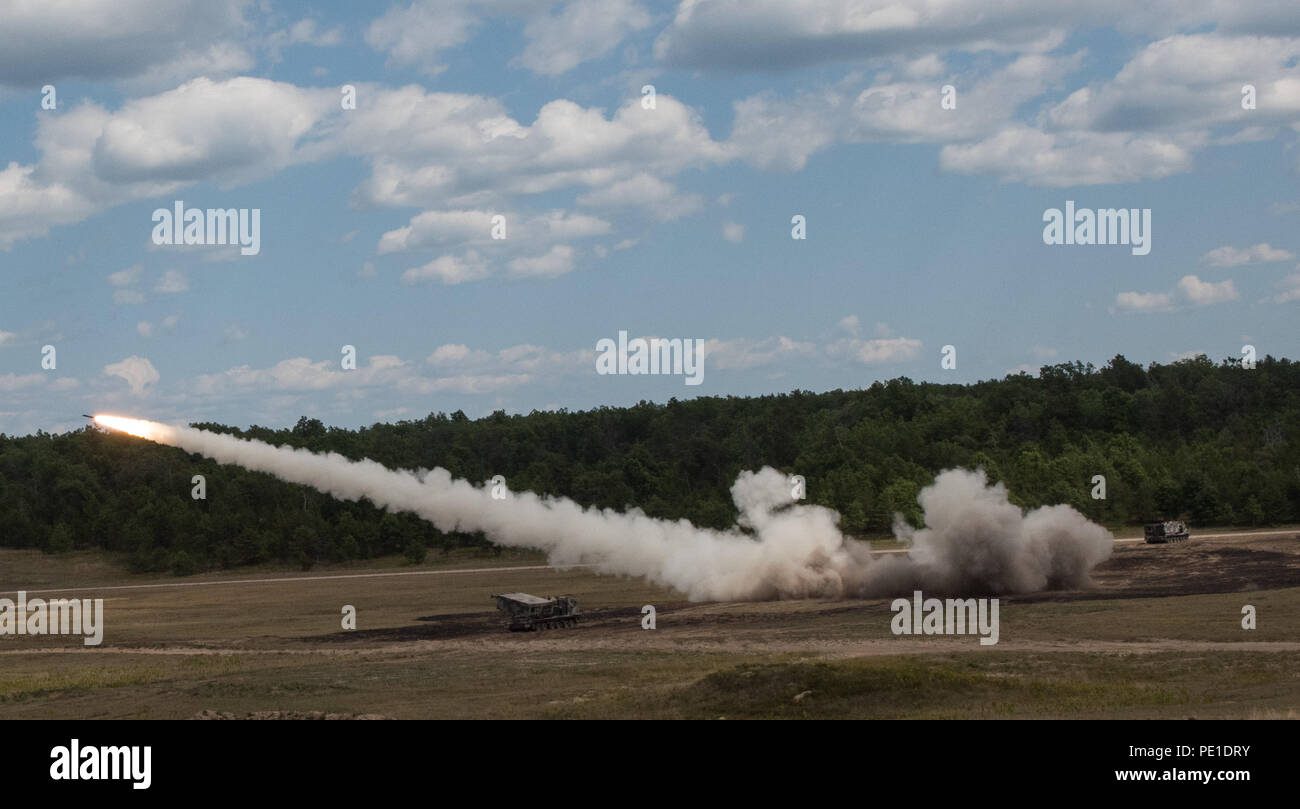 Gli equipaggi di pistola della batteria B, 1° Battaglione, campo 147th reggimento di artiglieria, Yankton S.D., fuoco il loro lancio multiplo Sistema Razzo a Camp temolo, Mich, il 10 agosto 2018. Dakota del Sud Esercito Nazionale soldati di guardia partecipano in sciopero del Nord, una multinazionale comune bracci combinata live esercitazione antincendio che coinvolgono circa 5.000 membri del servizio da 11 membri e sei paesi della coalizione. (U.S. Esercito nazionale Guard foto di Spc. Joshua Boisvert) Foto Stock
