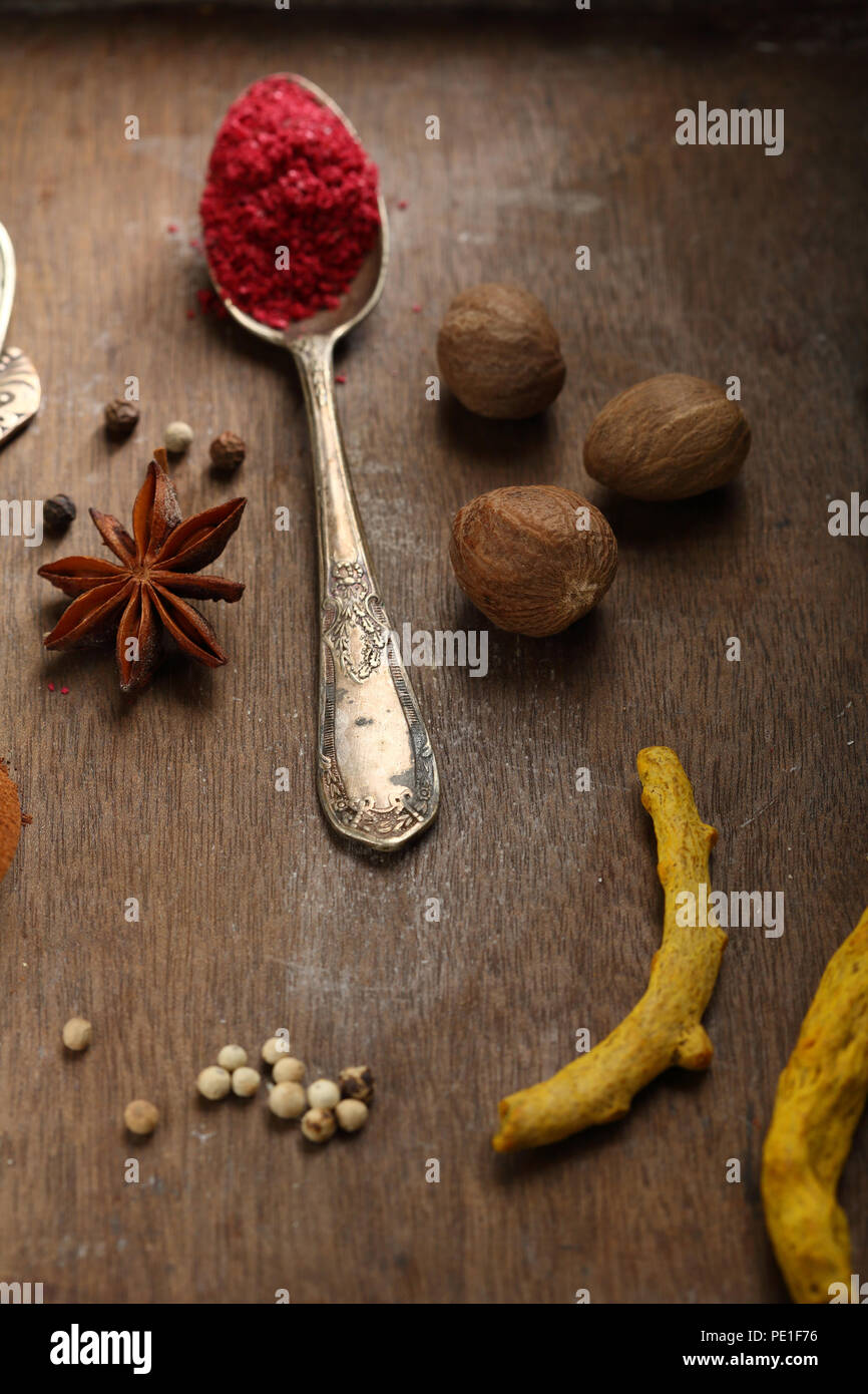 Spezie impostato su sfondo di legno Foto Stock