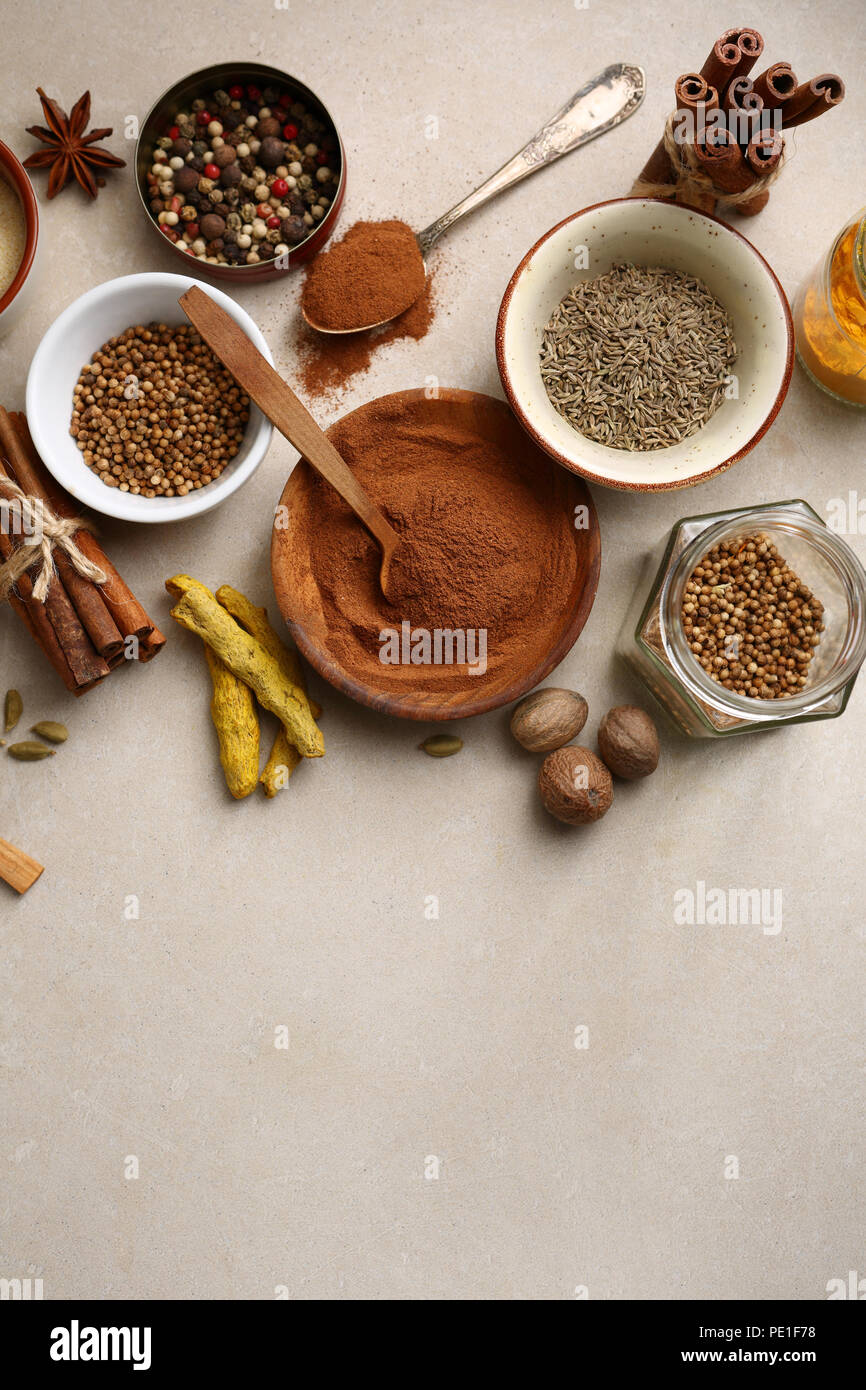 La polvere di cannella e altre spezie, sfondo alimentare Foto Stock