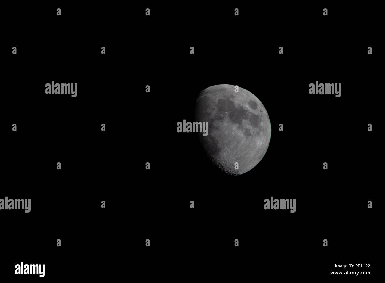 Half moon oltre il cielo nero a Caceres Foto Stock