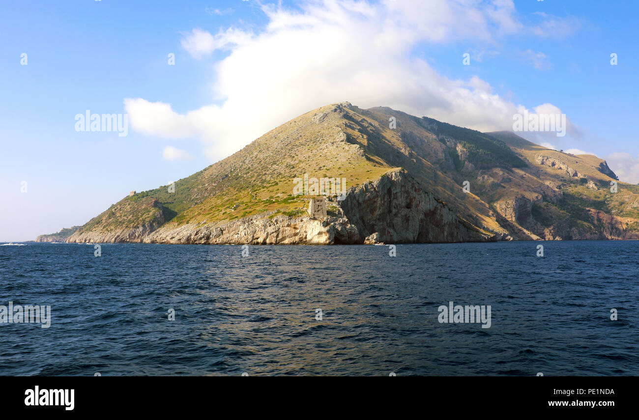 Costiera Amalfitana vista incontaminata da una nave nel mezzo del mare Mediterraneo, Italia Foto Stock