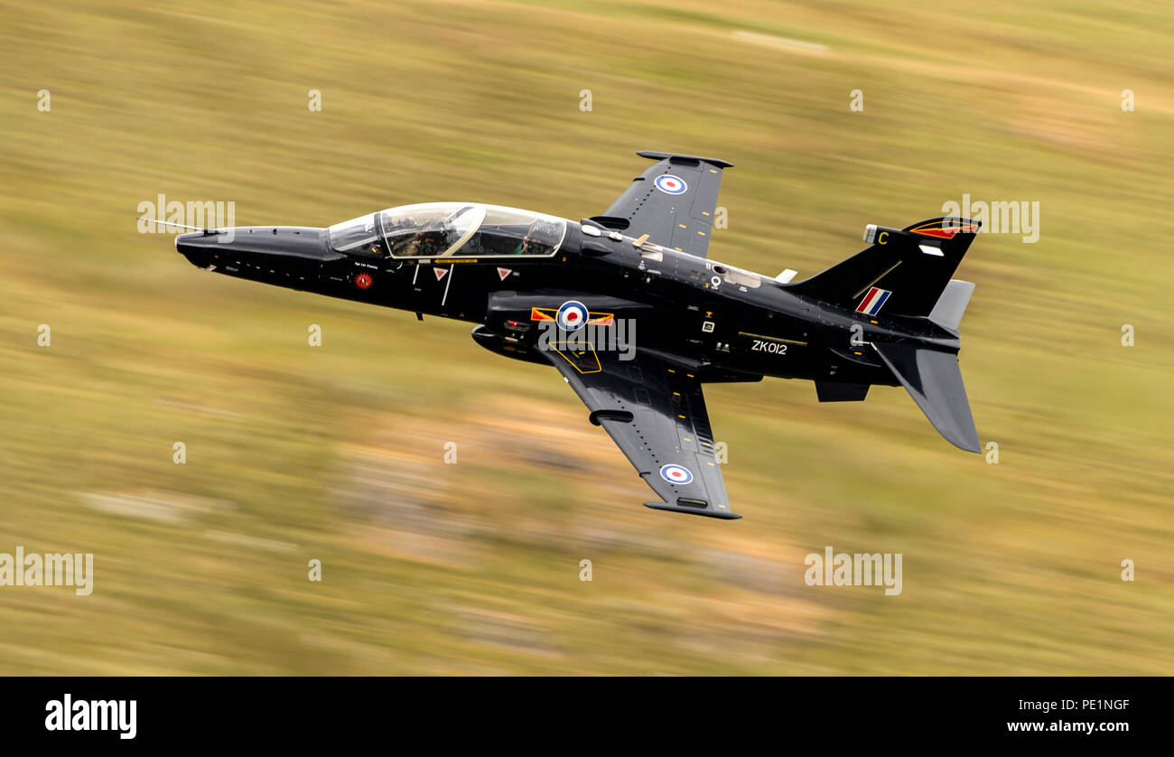 Raf BAE Hawk T2 aeromobili, basso livello di formazione di volo in Mach Loop Foto Stock