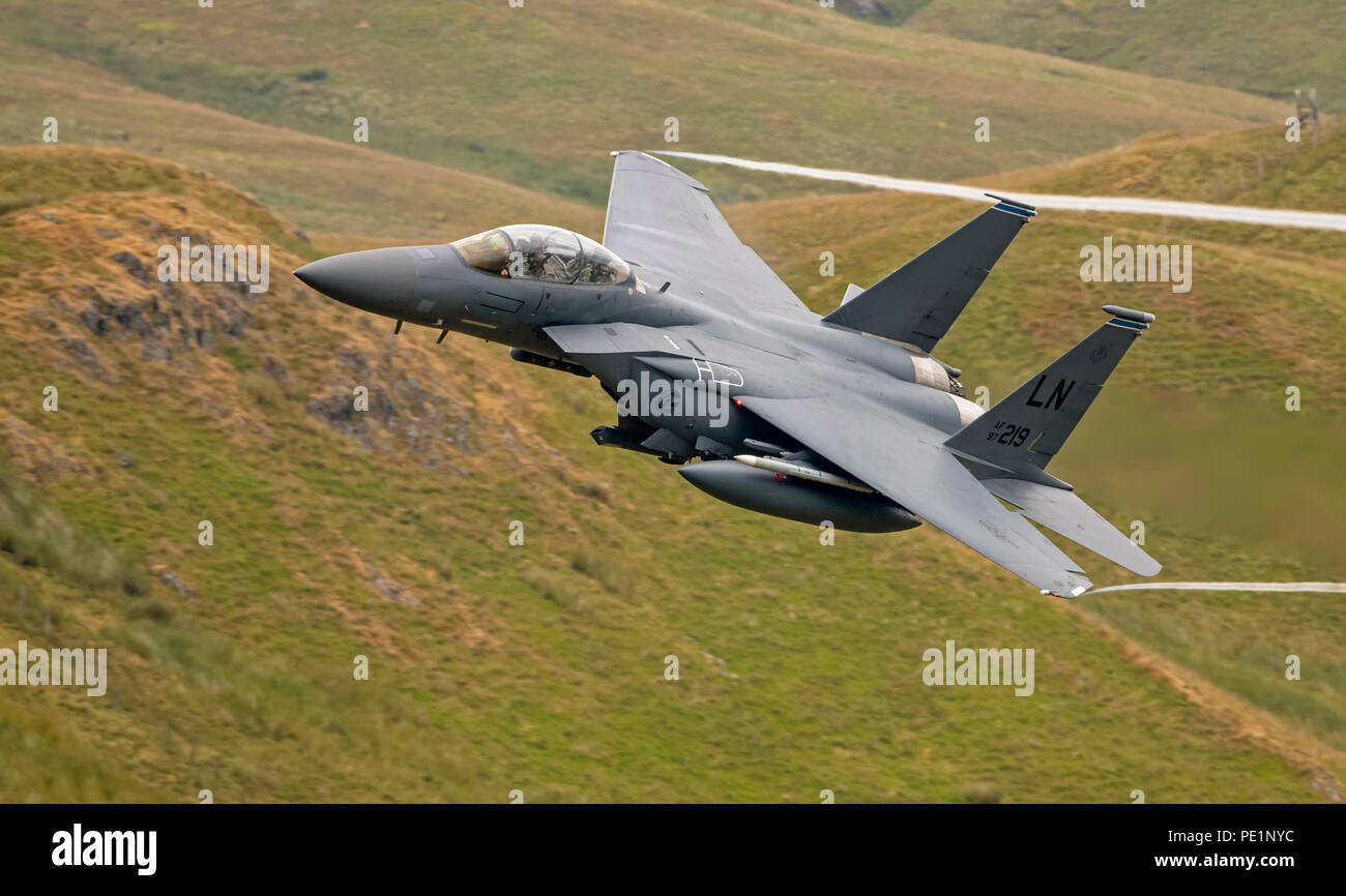 Il USAF F-15E Strike Eagle livello bassa formazione di volo in Mach Loop (rotonda) Snowdonia, Galles Foto Stock