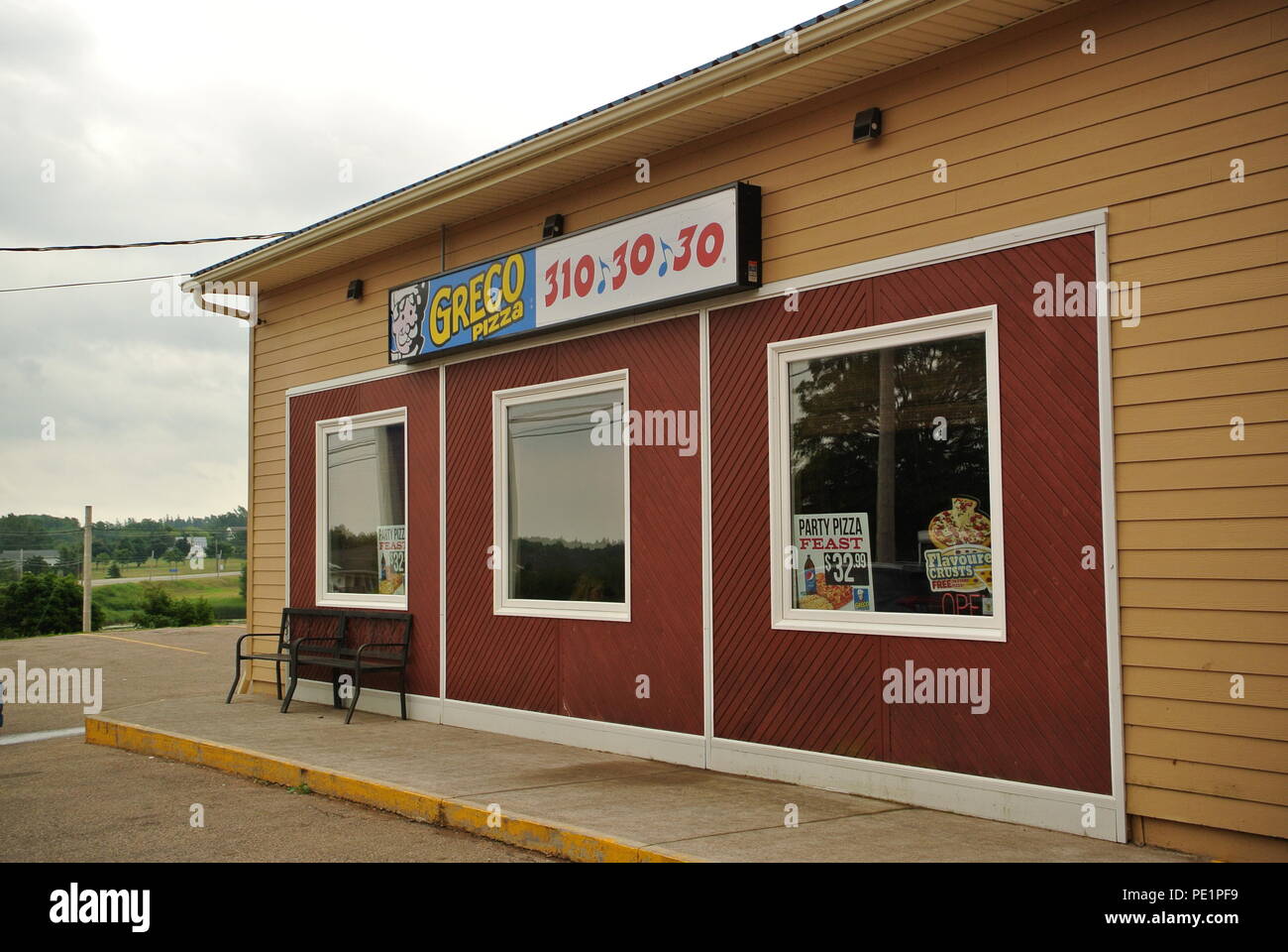 La parte anteriore del Greco ristorante pizzeria, il numero uno pizza consegna catena in Canada Atlantico, Morell, Prince Edward Island, Canada Foto Stock