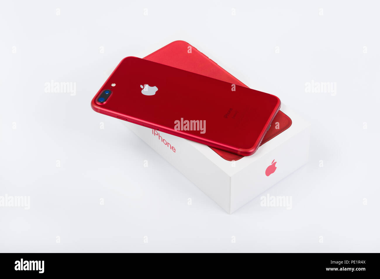 BURGAS IN BULGARIA - Agosto 9, 2018: Apple iPhone 7 Plus Red Special Edition  su sfondo nero, lato posteriore Foto stock - Alamy