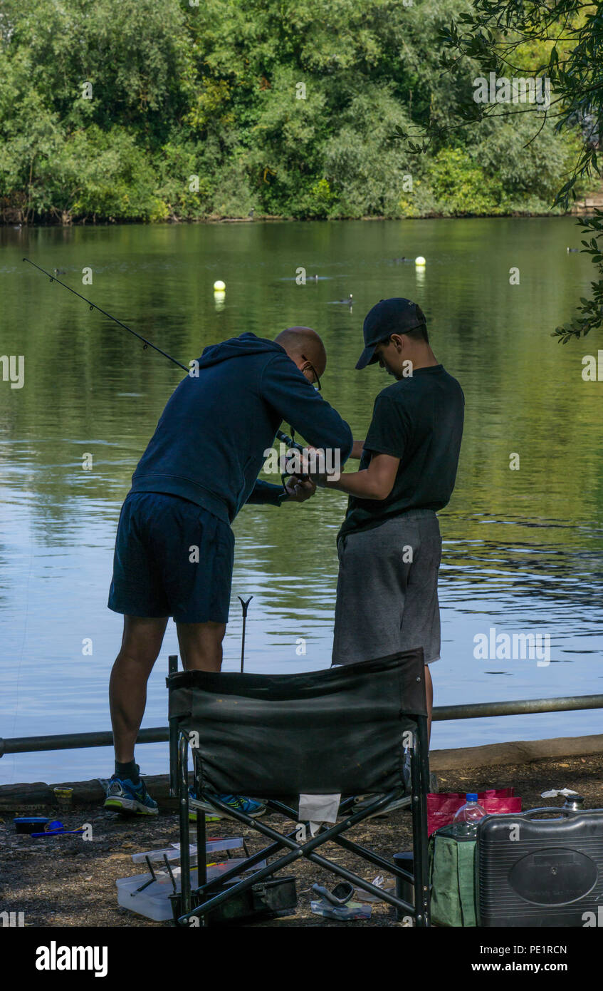 Padre figlio la pesca Foto Stock