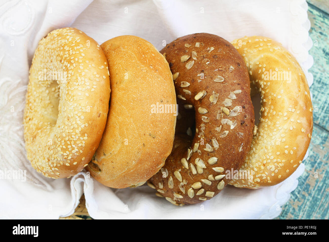 Selezione di bianco e marrone di bagel nel cestino del pane girato dalla parte superiore, primo piano Foto Stock