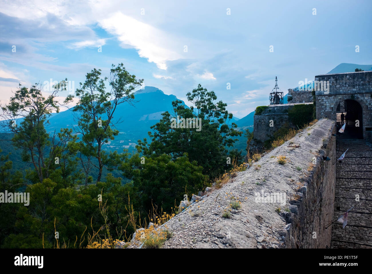 Civitella del Tronto, Abruzzo, è situato nei pressi di Teramo e fa parte dei Borghi più belli d'Italia", un'associazione di piccoli centri italiani di interesse storico Foto Stock