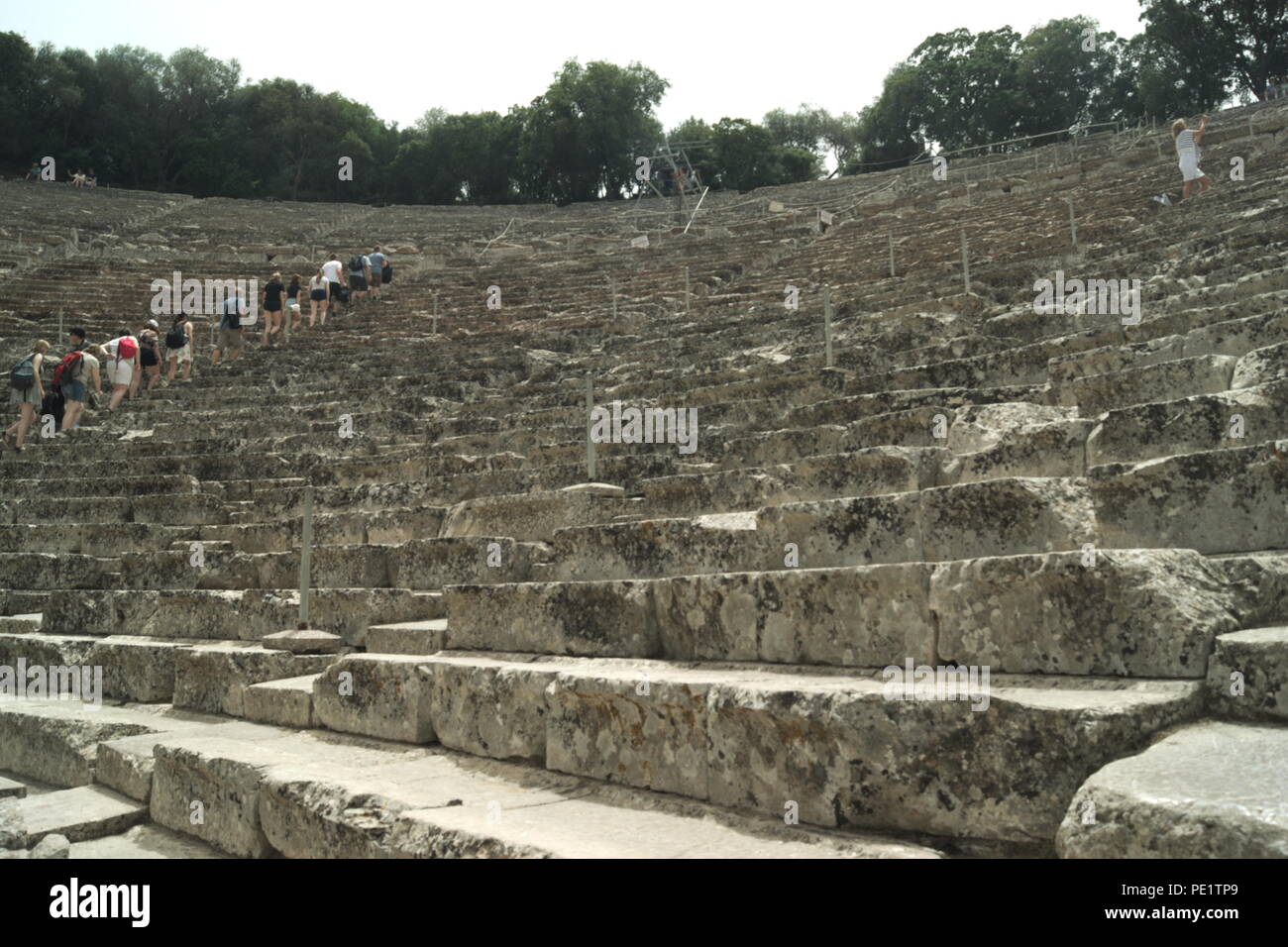 La Grecia, l'antico teatro a Epidavros. Prserved perfettamente e con acustica perfetta. Dalla bancata posteriore si può sentire uno spillo cadere sul palcoscenico sotto Foto Stock