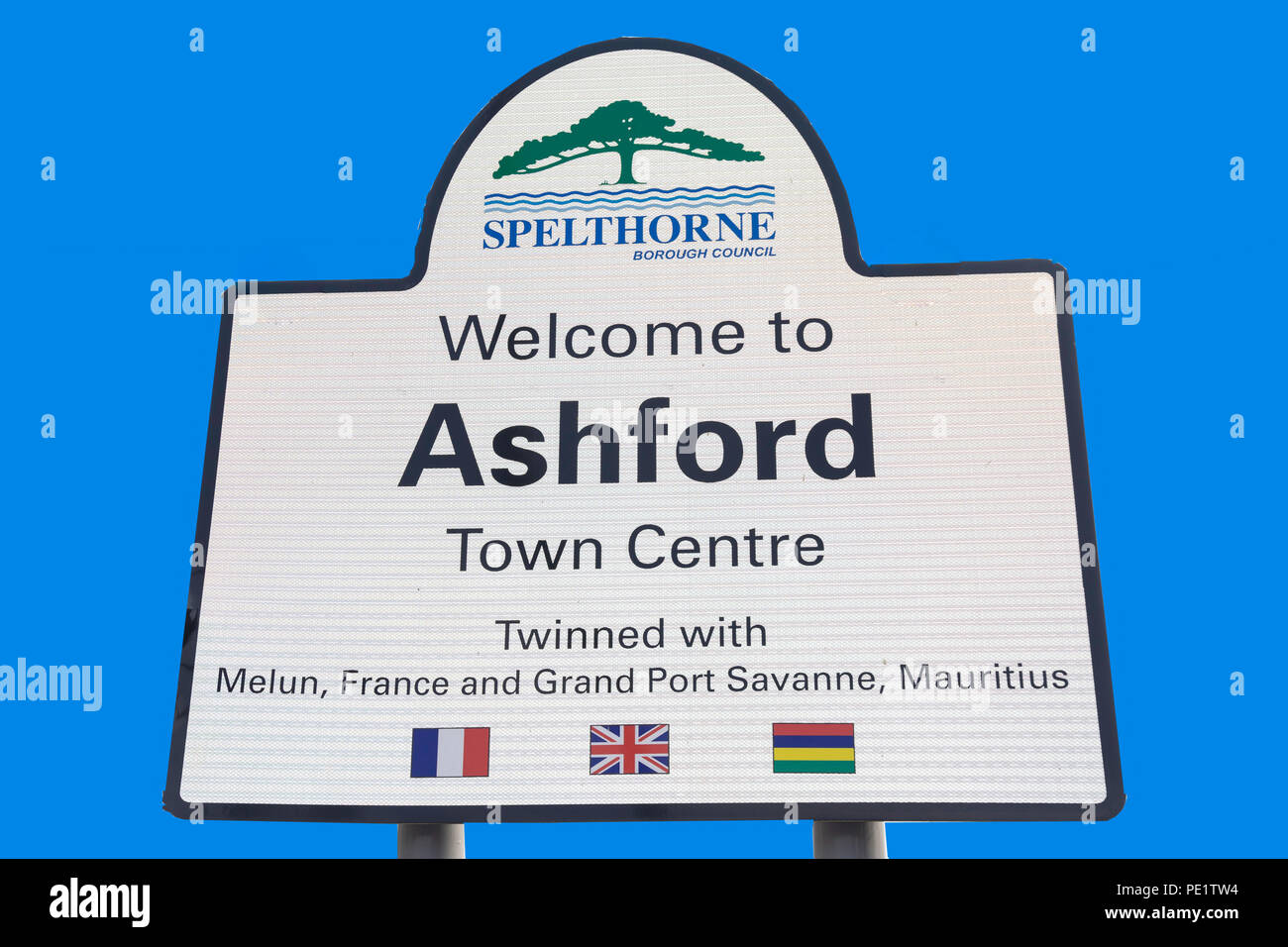 Benvenuto a Ashford Town Center segno, Woodthorpe Road, Ashford, Surrey, England, Regno Unito Foto Stock