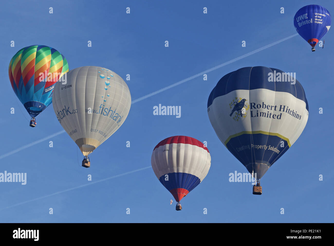 Ashton Court, Bristol, Regno Unito. 11 Agosto, 2018. Questa mattina ha visto 108 palloncini decollare da Ashton Court in un lancio di massa come parte del quarantesimo annuale di Bristol International Balloon Fiesta. Tenuto per quattro giorni la fiesta normalmente vedere messa lancia su la mattina e la sera della finale di tre giorni, tuttavia a causa delle condizioni meteo e venti forti e questo è stato il primo lancio di massa del 2018 Fiesta. Con l'evento 2018 celebra 40 anni di International Fiesta un numero maggiore di forma speciale di palloncini erano presenti rispetto al normale. Credito: Paolo mazzetto/Alamy Live News Foto Stock