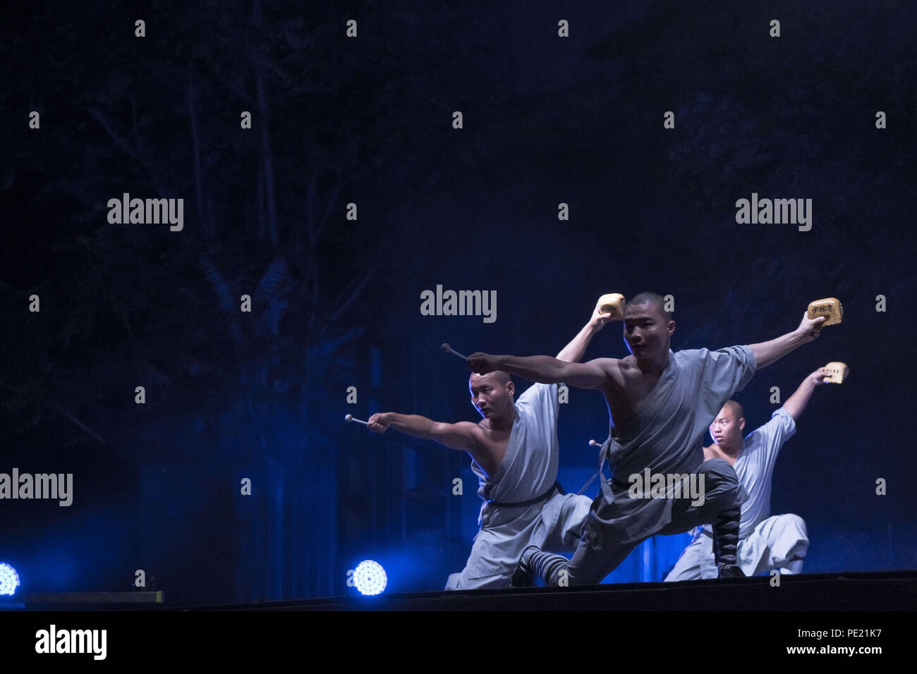 Chania, Grecia. 10 Ago, 2018. Shaolin partecipanti visto effettuando in corrispondenza di uno show.Shaolin la leggenda è un gruppo di Kung Fu Shaolin Masters. Essi volare in aria, stupire con le loro spade e rompere le pietre nel loro corpo o di testa e i loro corpi touch su lance, il tutto in un atmosfera di opaco con candele accese e il paesaggio mozzafiato. Credito: Nikolas Joao Kokovlis SOPA/images/ZUMA filo/Alamy Live News Foto Stock