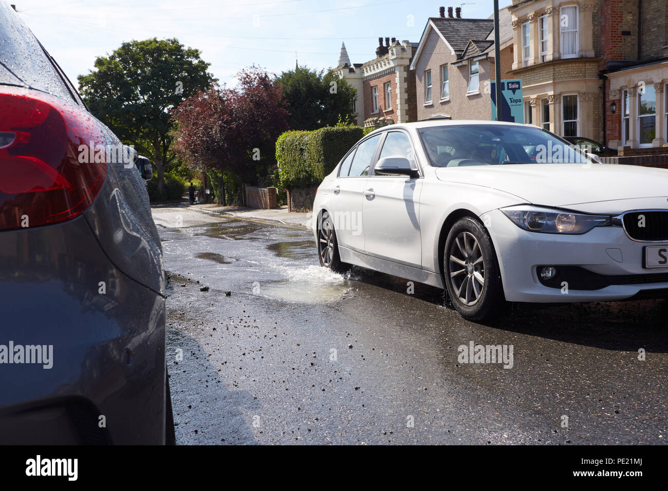 Bexley, Londra, Regno Unito. 11 agosto 2018. Recente ondata di caldo provoca buche e rotture di tubazioni acqua in Upton Road South, Bexley nel sud est di Londra. Steve Hickey/AlamyLive News Foto Stock