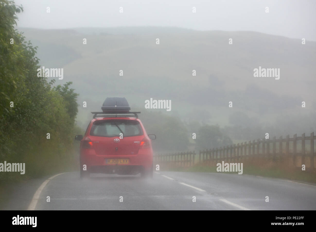 Abermagwr, Ceredigion, Wales, Regno Unito 11 agosto 2018 UK Meteo: un automobile che viaggia lungo la B4340 nel tempo umido vicino Abermagwr. Con la previsione di Pesanti rovesci in anticipo. © Ian Jones/Alamy Live News. Foto Stock
