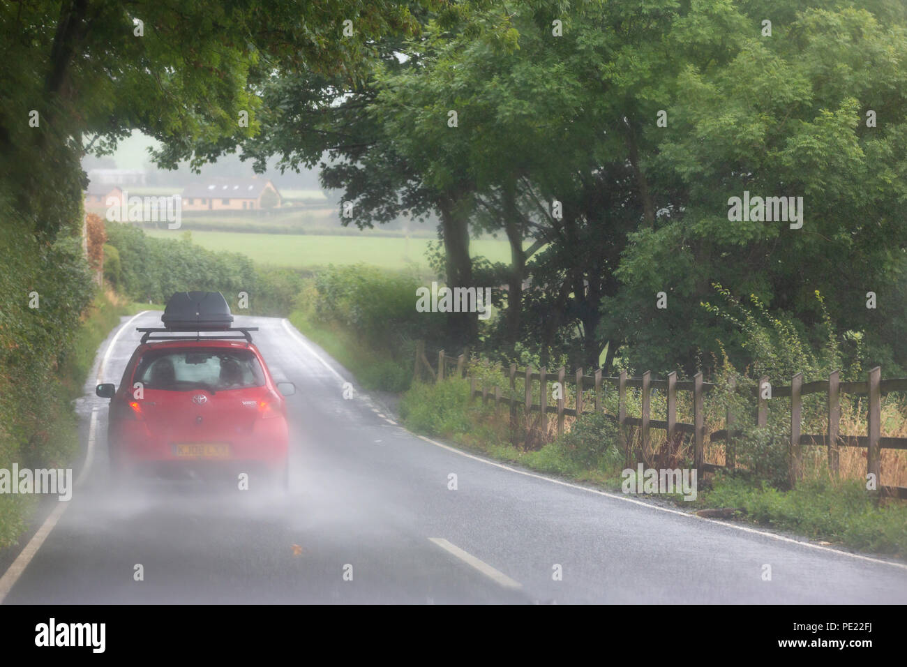 Abermagwr, Ceredigion, Wales, Regno Unito 11 agosto 2018 UK Meteo: un automobile che viaggia lungo la B4340 nel tempo umido vicino Abermagwr. Con la previsione di Pesanti rovesci in anticipo. © Ian Jones/Alamy Live News. Foto Stock