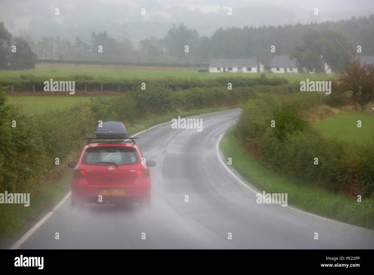 Abermagwr, Ceredigion, Wales, Regno Unito 11 agosto 2018 UK Meteo: un automobile che viaggia lungo la B4340 nel tempo umido vicino Abermagwr. Con la previsione di Pesanti rovesci in anticipo. © Ian Jones/Alamy Live News. Foto Stock