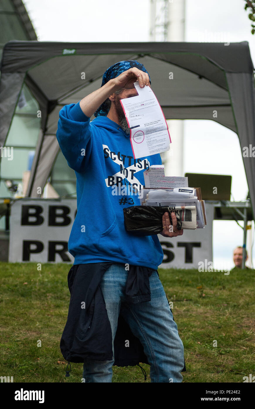 Glasgow, Renfrewshire, Regno Unito. 11 Ago, 2018. Un uomo può contenere fino la lettera dalla BBC che informa il destinatario che non hanno attiva una licenza TV.centinaia di manifestanti sono scesi in strada di Glasgow per protestare contro la BBC per il travisamento della Scozia e le notizie di polarizzazione che è a favore di Westminster. Credito: Stewart Kirby SOPA/images/ZUMA filo/Alamy Live News Foto Stock