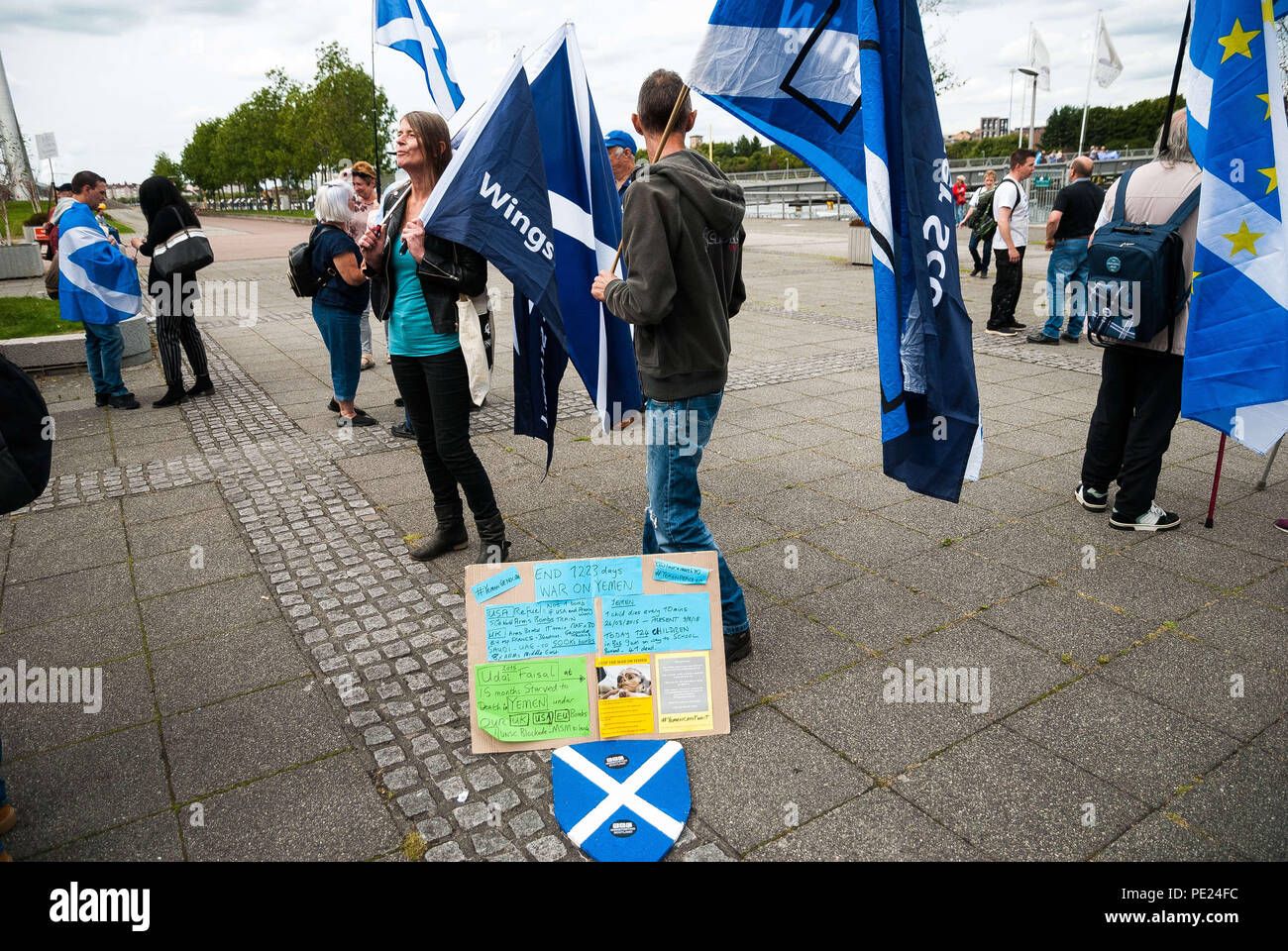 Glasgow, Renfrewshire, Regno Unito. 11 Ago, 2018. Sta un uomo con un segno con fatti sull'attuale guerra in Yemen al di fuori della BBC Scotland HQ.centinaia di manifestanti sono scesi in strada di Glasgow per protestare contro la BBC per il travisamento della Scozia e le notizie di polarizzazione che è a favore di Westminster. Credito: Stewart Kirby SOPA/images/ZUMA filo/Alamy Live News Foto Stock