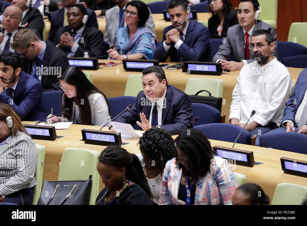 Nazioni Unite, New York, Stati Uniti d'America, 10 agosto 2018 - Rappresentante Permanente del Venezuela presso le Nazioni Unite, Samuel Moncada Acosta, parlare durante l'assemblea generale nomina di Michelle Bachelet del Cile come il nuovo Alto Commissario delle Nazioni Unite per i Diritti Umani oggi presso la sede delle Nazioni Unite a New York City. Foto: Luiz Rampelotto/EuropaNewswire | Utilizzo di credito in tutto il mondo: dpa picture alliance/Alamy Live News Foto Stock